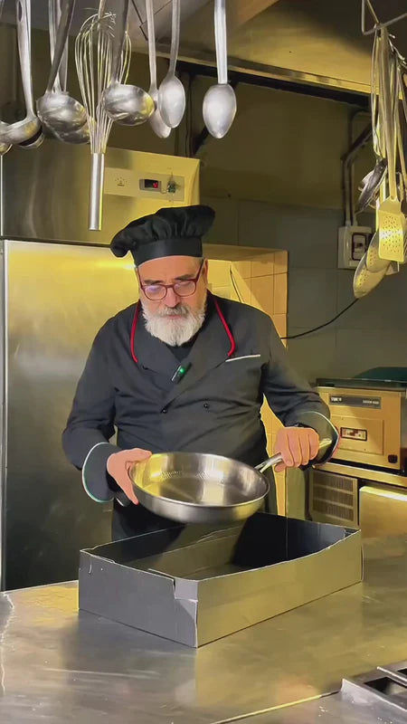 "La padella Titanio Puro si scalda molto rapidamente e in modo uniforme, e la rosolatura che puoi ottenere è fantastica"